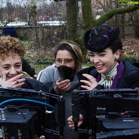 Matilda De Angelis Instagram - Oggi esce su @netflixit “La legge di Lidia Poët” e come potete notare da queste foto non ci siamo divertiti per niente a farlo. Grazie a tutti quelli che lo ameranno e anche a tutti quelli che non lo ameranno. Insomma grazie a tutti. Foto di amore mio @lucia.iuorio