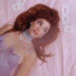 Matilda De Angelis Instagram - Ho conosciuto Francesco Ormando nel 2019, avevo visto le sue foto e mi ero innamorata immediatamente della sua poesia, del suo sguardo bellissimo sul mondo. Abbiamo scattato le prime foto nel salotto di casa sua e mi sono sentita bene, a mio agio; mentre scattavamo Francesco mi chiedeva cose del tipo “ che colore si sente signora Mati?” (si, mi chiama signora Mati) oppure “se fosse una canzone, che canzone sarebbe?” e lo faceva con la serietà e il divertimento dei bambini quando giocano. Francesco è un enorme talento e soprattutto una persona gentile e attenta e le persone gentili e attente devono essere portate in alto e devono conquistare il mondo. Cinque anni dopo abbiamo scattato assieme la nostra prima copertina e io non potrei essere più felice di così. @grazia_it è in edicola e le foto sono di (rullo di tamburi) Francesco Ormando. Intervista @ebrocky Foto @francescoormando Styling @valentinaserra10 Hair @vickyhairfusion Make up @giulialuciani_mua