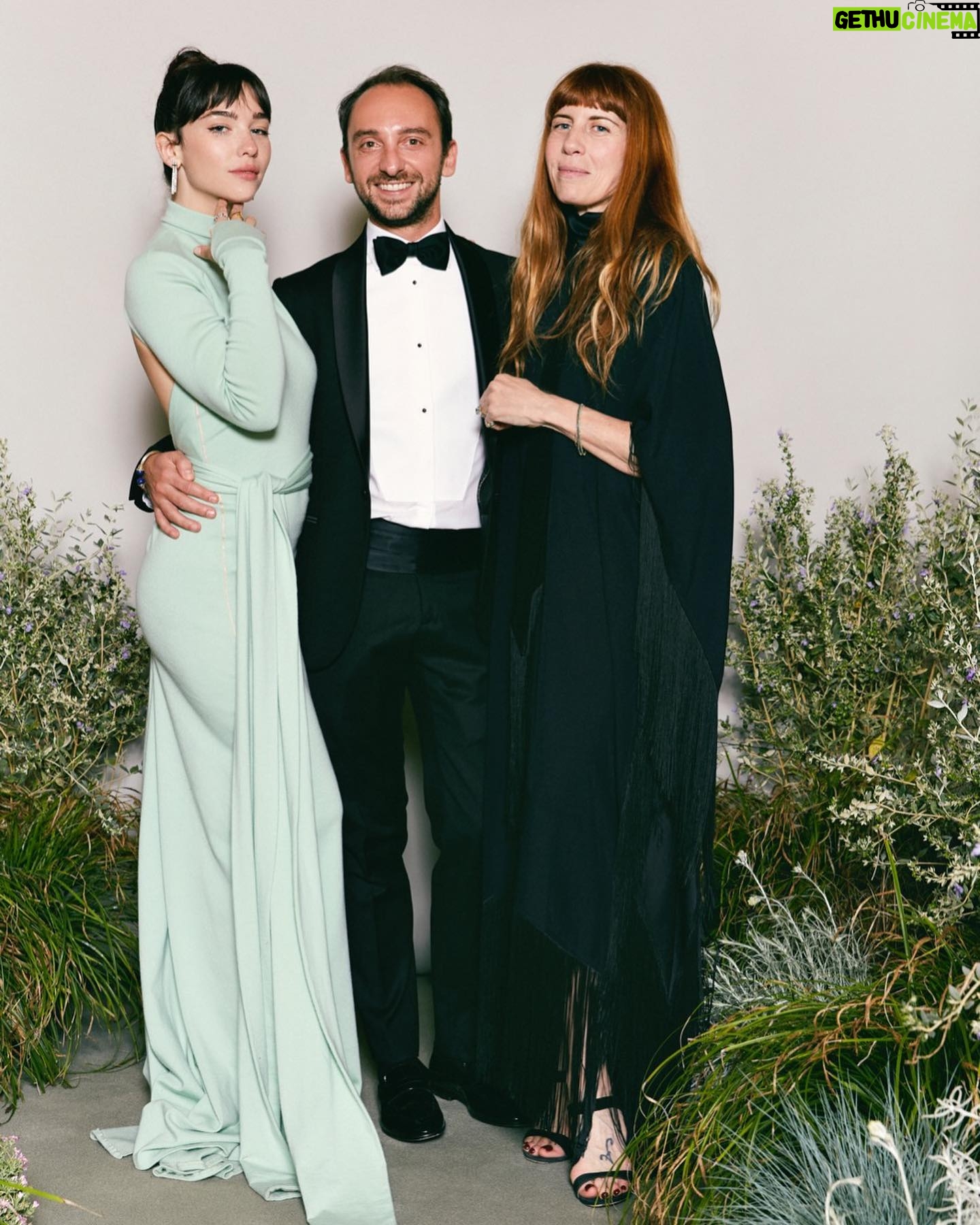 Matilda De Angelis Instagram - Grazie @vaneboz e @manueledoppido per tutto quello che fate. @fondazionemente è un piccolo gioiello che, sono sicura, sarà d’ispirazione per tante altre realtà. LA FONDAZIONE HA FINALITÀ CIVICHE, TERAPEUTICHE , LUDICHE ED INCLUSIVE PROMUOVENDO INIZIATIVE VOLTE ALL’ASSISTENZA SOCIALE E SANITARIA NEI CONFRONTI DI MINORI E ADOLESCENTI AFFETTI DA AUTISMO E DA ALTRI DISTURBI DEL NEUROSVILUPPO, ALLO SCOPO DI FAVORIRE, SVILUPPARE ED IMPLEMENTARE MIGLIORI SISTEMI DI TRATTAMENTO E DI CURA. LA FONDAZIONE MENTE È NATA CON TANTI PROGETTI AMBIZIOSI NEL CUORE TRA CUI COME PRIMO OBBIETTIVO QUELLO DI REALIZZARE UNA STRUTTURA LUDICO-TERAPICA CHE ASSISTA GIORNALMENTE I SUOI UTENTI ATTRAVERSO TERAPIE TRADIZIONALI, LUDICHE E SPORTIVE, LABORATORI (ARTE, CUCINA, GIARDINAGGIO…) ANCHE CON L’INTENTO DI POTER STRUTTURARE LE GIORNATE DEI SUOI UTENTI E DI DARE ALLE LORO FAMIGLIE DEL TEMPO LIBERO PERSONALE. Se volete saperne di più vi invito ad andarvi ad informare su @fondazionemente 🤍