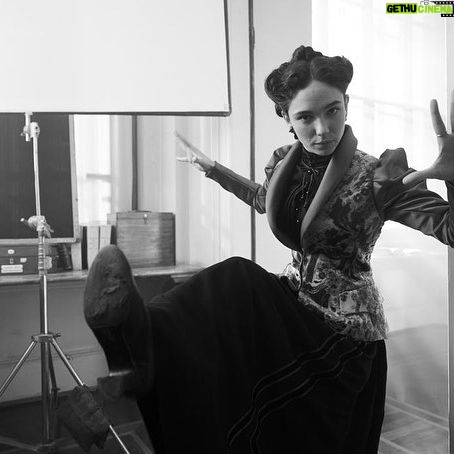 Matilda De Angelis Instagram - Oggi esce su @netflixit “La legge di Lidia Poët” e come potete notare da queste foto non ci siamo divertiti per niente a farlo. Grazie a tutti quelli che lo ameranno e anche a tutti quelli che non lo ameranno. Insomma grazie a tutti. Foto di amore mio @lucia.iuorio