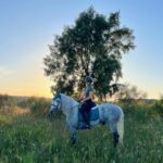 Matilde Gioli Instagram – Respiro la nebbia, penso a te. 
Quanto verde tutto intorno e ancor più in là. 
Sembra quasi un mare, l’erba. 
E leggero il mio pensiero vola e va. 

Nada and me in @equestro