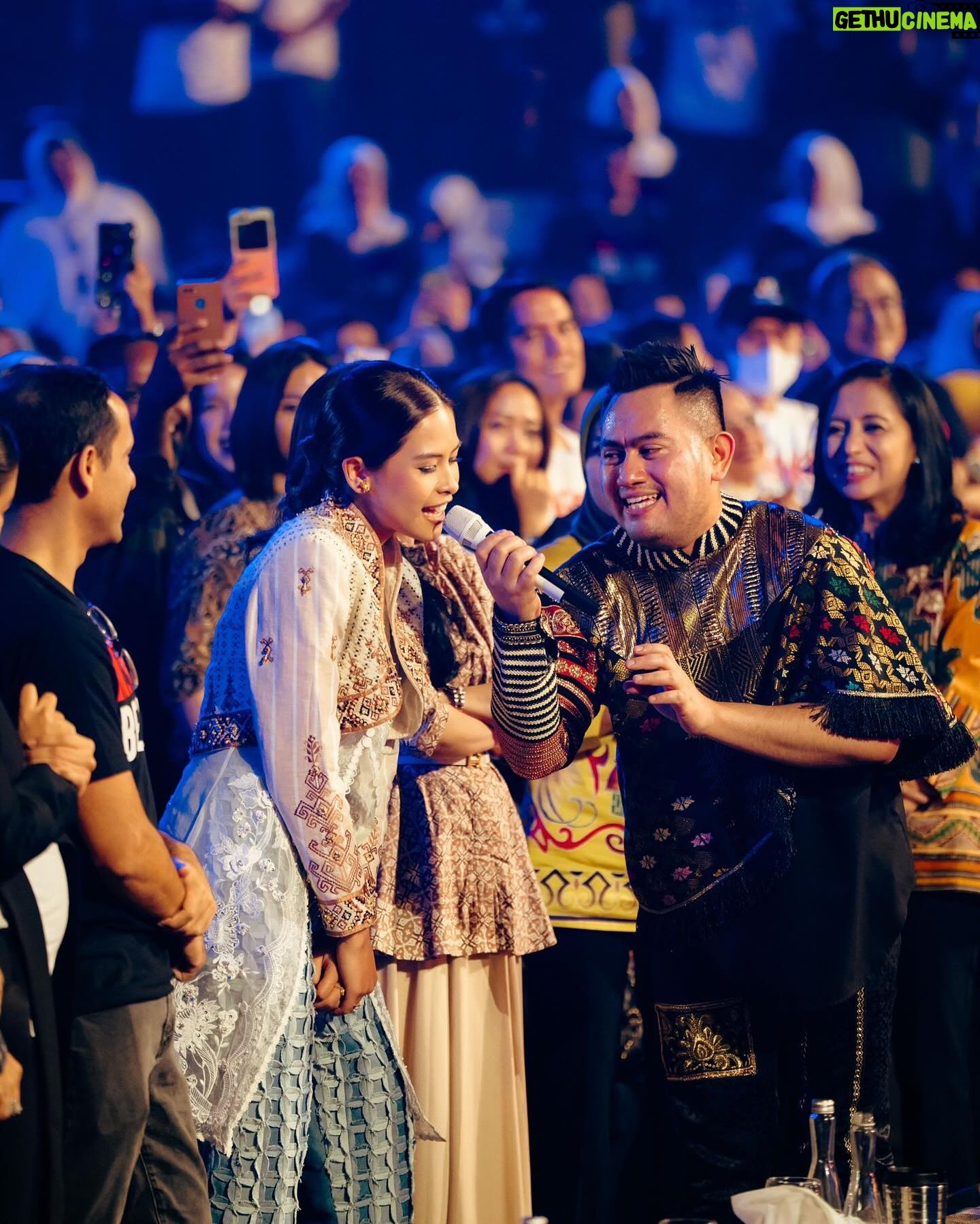 Maudy Ayunda Instagram - Keseruan merayakan hari pendidikan nasional bersama dengan Kemendikbud, Mas Menteri @nadiemmakarim @frankamakarim dan keluarga besar Ki Hadjar Dewantara. Highlights: 1. Diajak ngedangdut sama @kingnassar88 2. Our movie project #FilmKHD got a special shout out! 🥳 3. Ketemu kalian dan foto bareng 🫶🏼