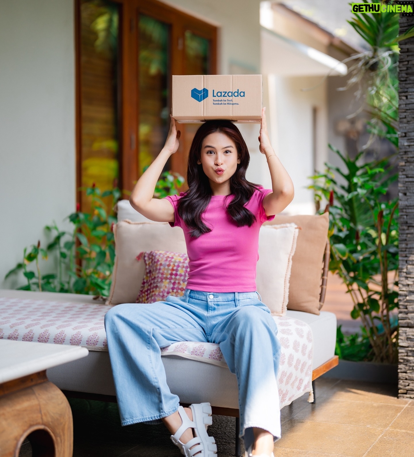 Maudy Ayunda Instagram - Siapaa yang udah belanja di Lazada 5.5 Sale kayak akuuu? 🤭 Seneng banget lagi banyak promo (!!!) kalian bisa belanja dengan Voucher Bonus s.d 500 Ribu! 😍 Kalian juga bisa dapetin Beras 5 kg cuma 55 ribu aja 100% Gratis Ongkir loh! Menarik bangett promonya. Jadi jangan sampe ketinggalan belanja sama aku di Lazada 5.5 Sale cuma sampai tanggal 9 Mei ya! 💙 @lazada_id #LazadaID