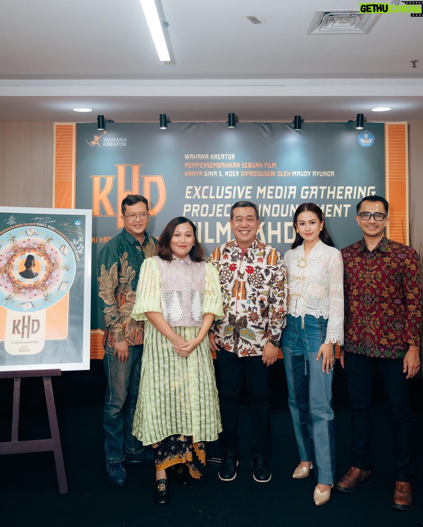 Maudy Ayunda Instagram - Projek film pertamaku sebagai produser. π«£ Mengangkat sosok dan cerita hidup Bapak Pendidikan kita, serta pemikiran-pemikiran beliau tentang kecintaan terhadap belajar, jati diri, dan kemanusiaan. Bersama dengan Mbak @ginasnoer dan @wahana.kreator, hari ini kami launching project film Ki Hajar Dewantara. Terimakasih Bapak Mahendra dan Kemendikbud atas dukungannya, Mas Bayu dan keluarga Ki Hadjar Dewantara atas restunya, serta teman-teman media yang sudah hadir . ππΌπ₯° Sekarang kami masuk proses riset dan pengembangan cerita. Doakan yaaa teman2. Soon in 2026!!!