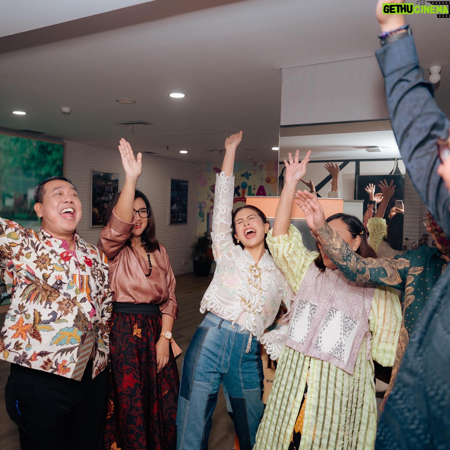 Maudy Ayunda Instagram - Projek film pertamaku sebagai produser. π«£ Mengangkat sosok dan cerita hidup Bapak Pendidikan kita, serta pemikiran-pemikiran beliau tentang kecintaan terhadap belajar, jati diri, dan kemanusiaan. Bersama dengan Mbak @ginasnoer dan @wahana.kreator, hari ini kami launching project film Ki Hajar Dewantara. Terimakasih Bapak Mahendra dan Kemendikbud atas dukungannya, Mas Bayu dan keluarga Ki Hadjar Dewantara atas restunya, serta teman-teman media yang sudah hadir . ππΌπ₯° Sekarang kami masuk proses riset dan pengembangan cerita. Doakan yaaa teman2. Soon in 2026!!!