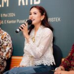 Maudy Ayunda Instagram - Projek film pertamaku sebagai produser. 🫣 Mengangkat sosok dan cerita hidup Bapak Pendidikan kita, serta pemikiran-pemikiran beliau tentang kecintaan terhadap belajar, jati diri, dan kemanusiaan. Bersama dengan Mbak @ginasnoer dan @wahana.kreator, hari ini kami launching project film Ki Hajar Dewantara. Terimakasih Bapak Mahendra dan Kemendikbud atas dukungannya, Mas Bayu dan keluarga Ki Hadjar Dewantara atas restunya, serta teman-teman media yang sudah hadir . 🙏🏼🥰 Sekarang kami masuk proses riset dan pengembangan cerita. Doakan yaaa teman2. Soon in 2026!!!