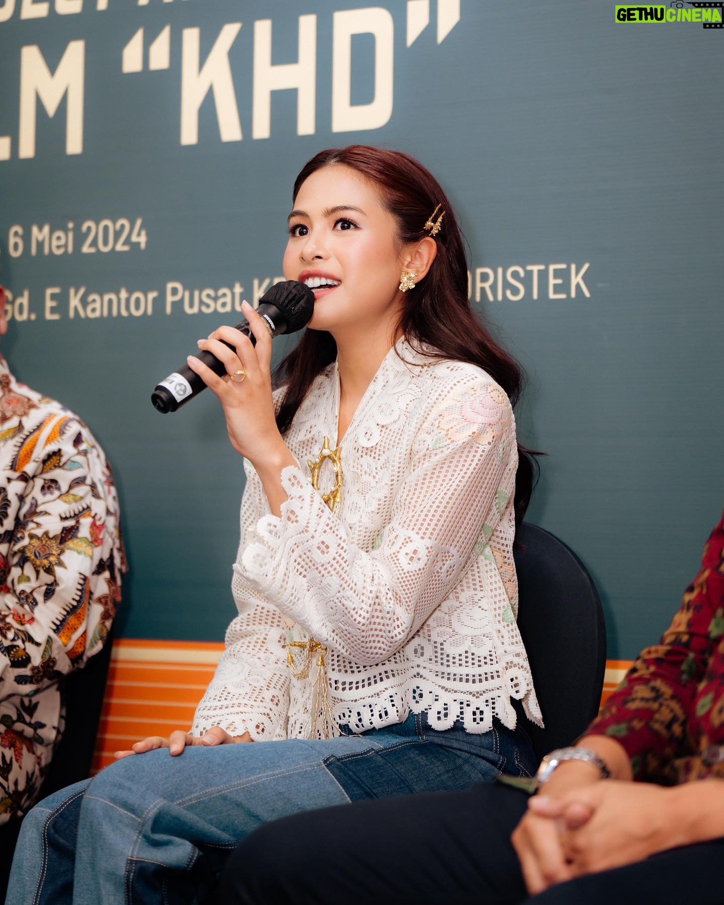 Maudy Ayunda Instagram - Projek film pertamaku sebagai produser. π«£ Mengangkat sosok dan cerita hidup Bapak Pendidikan kita, serta pemikiran-pemikiran beliau tentang kecintaan terhadap belajar, jati diri, dan kemanusiaan. Bersama dengan Mbak @ginasnoer dan @wahana.kreator, hari ini kami launching project film Ki Hajar Dewantara. Terimakasih Bapak Mahendra dan Kemendikbud atas dukungannya, Mas Bayu dan keluarga Ki Hadjar Dewantara atas restunya, serta teman-teman media yang sudah hadir . ππΌπ₯° Sekarang kami masuk proses riset dan pengembangan cerita. Doakan yaaa teman2. Soon in 2026!!!