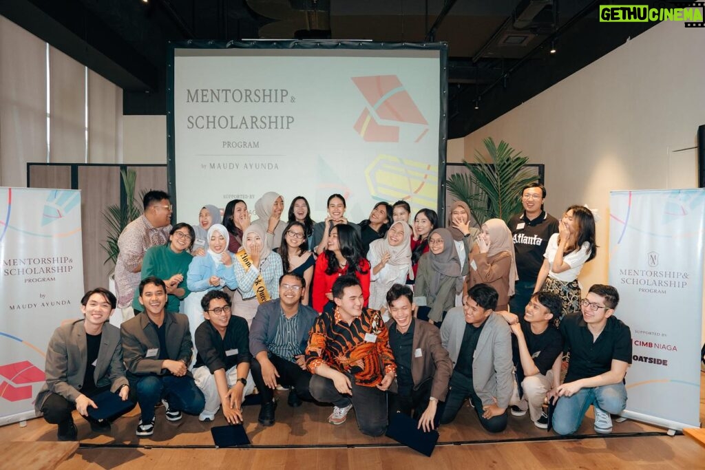 Maudy Ayunda Instagram - Mentorship & Scholarship Program Cohort II @maudyayundafoundation The workshop last weekend marks the end of our 10 sessions together, online and offline. It’s been quite the journey: from thousands of applicants to 32 mentees that now feel like family. I appreciate each of you for showing up energetic to each session, despite being based all over the world and having to deal with time differences! Know that each session energize and inspire me. A big shoutout to our speakers @ranggahusnaprawira @afutami and Mas Dana from @cimb_niaga for sharing your respective career journeys in our workshop last weekend. It was so refreshingly vulnerable and insightful. And thank you to @cimb_niaga for being our main donor and supporting the sustainability of this program. ❤️