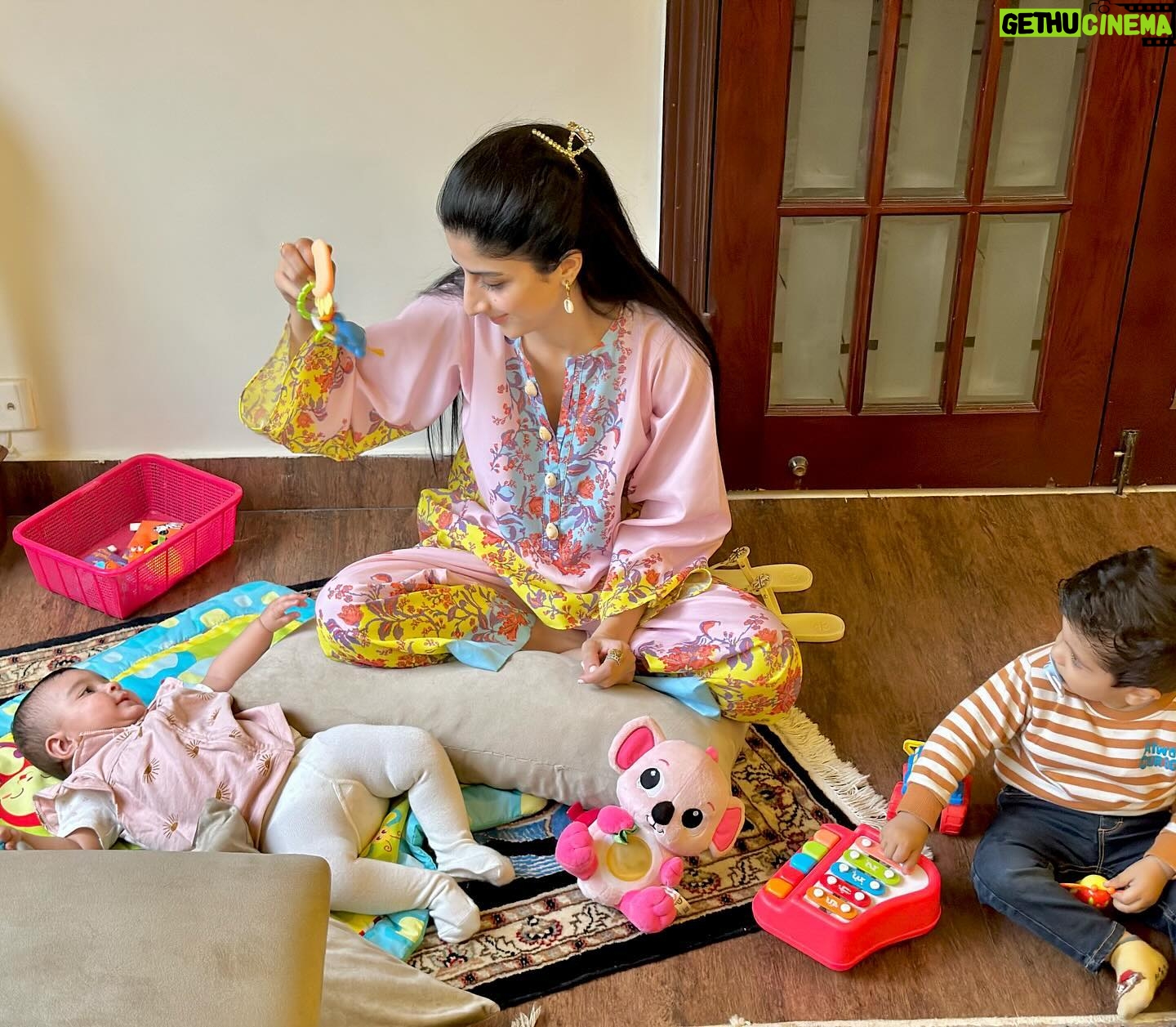 Mawra Hocane Instagram - a day well spent playing peek-a-boo 🫠🌸🧿 MASHAALLAH #bestfriendschildren #khaladuties