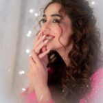 Maya Ali Instagram – My favourite @museluxe ✨
For the love of your hair @lovefaryal 💖