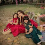 Maya Ali Instagram - I remember when we were kids, on the second day of Eid we would go to Nano’s house, and have dinners, tea parties with our elders and get eidi. Now the times have changed, everyone is busy in their work but some things can’t be changed and we make sure that we take out the time to spend eid all together so that we can make new memories to cherish, until the next. I missed you @noshaafnan, Iffi @afnan_q420 and my little bundle of happiness Anabia, because my family is not complete without you three. 🤗🧿 I hope all of you had a great time on eid with your loved ones.🤗💖 @mayapretofficial @zainab.qadeer @ansaqadeeraq