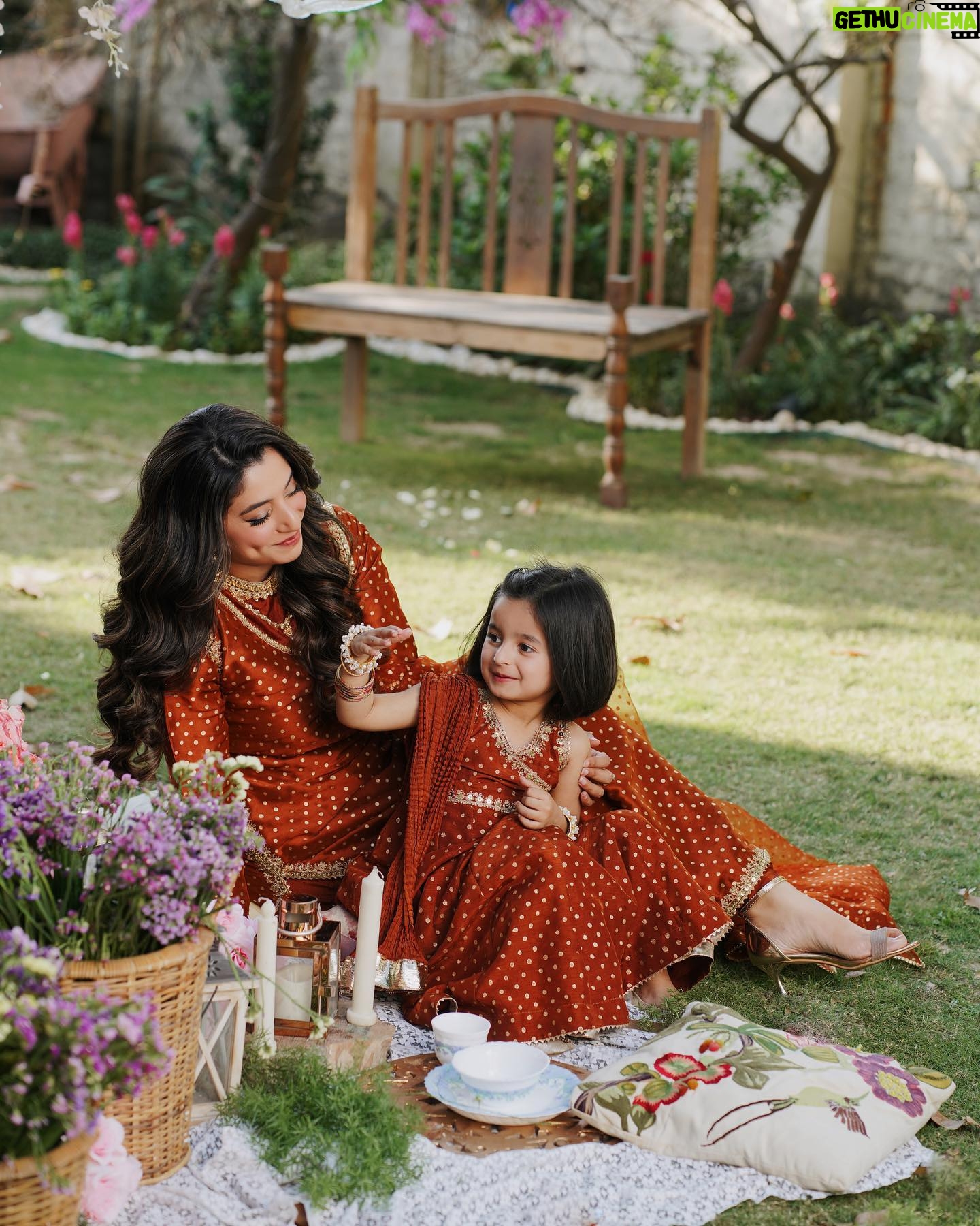 Maya Ali Instagram - I remember when we were kids, on the second day of Eid we would go to Nano’s house, and have dinners, tea parties with our elders and get eidi. Now the times have changed, everyone is busy in their work but some things can’t be changed and we make sure that we take out the time to spend eid all together so that we can make new memories to cherish, until the next. I missed you @noshaafnan, Iffi @afnan_q420 and my little bundle of happiness Anabia, because my family is not complete without you three. 🤗🧿 I hope all of you had a great time on eid with your loved ones.🤗💖 @mayapretofficial @zainab.qadeer @ansaqadeeraq