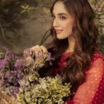 Maya Ali Instagram – 🌹🌹

@mayapretofficial 
@ayanamir.thestylist 
@morhaveli 
@jewelry.line 
@bilalsaeedphotography 
@partyperfectionsbyrk
