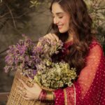 Maya Ali Instagram - #EidDay2 🌹🌹 @mayapretofficial @jewelry.line @ayanamir.thestylist @bilalsaeedphotography @partyperfectionsbyrk