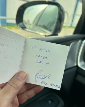 Maya Karin Instagram - Baru je habis promosi untuk filem terbaru The Experts kat Giant stadium Shah Alam. Dapat la hadiah ni daripada peminat tegar “Fauzi Setia Alam” 😊❤️ Thank you awak!! 
(Pssst, awak ni ketua kampung Setia Alam ke? 😊)

#newmovie #theexpert #actioncomedy #astroshaw