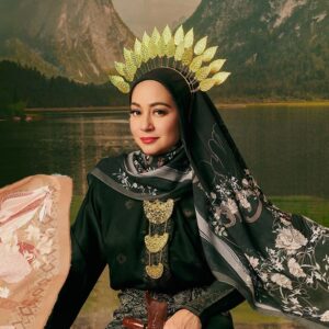 Maya Karin Instagram - GIVEAWAY Tun Fatimah series! 🥳
Win Tun Fatimah set worth RM457
 
1) Follow @sofearose_hq
2) Like & share this post
3) Comment your fav picture from this post 

Lucky winner will be announced on @sofearose_hq page 😘

#SofeaRoseXMayaKarin #kisahwanitaagung