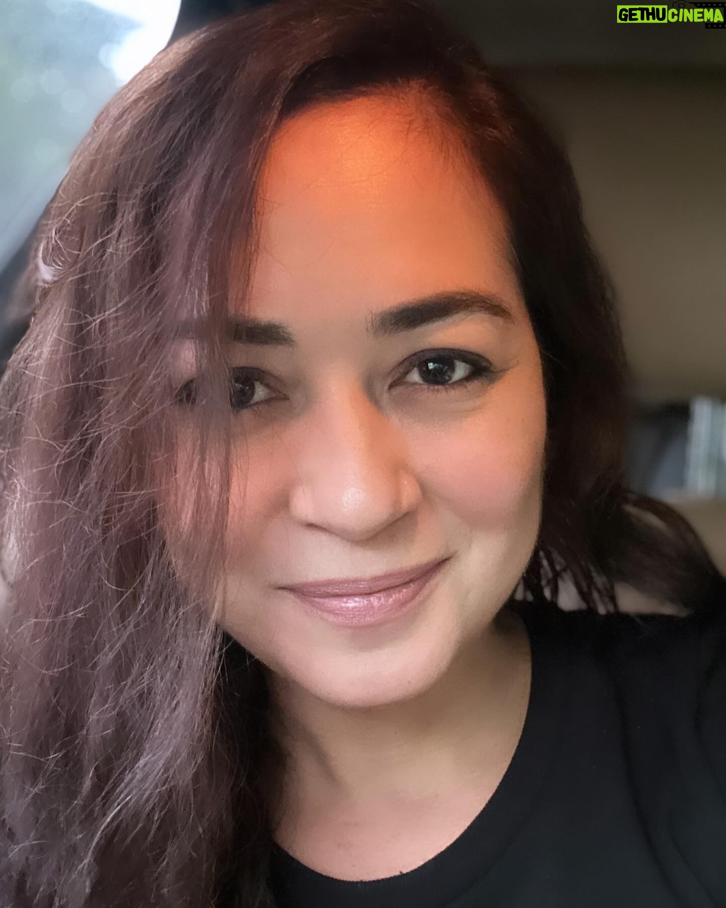 Maya Karin Instagram - Lama tak Selfie kereta 😊 Quick shout out to you all muah muah ❤️🌸