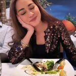 Maya Karin Instagram - Falling asleep at dinner in Appleton, Wisconsin, US.. My trip after F1👇🏼 Singapore-Frankfurt-New York-Detroit-Appleton 😵‍💫 Penat gileee haha Such a busy September, it’s crazy #workworkwork #jetlag #appletonwisconsin