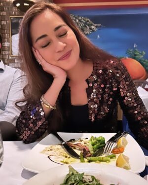 Maya Karin Instagram - Falling asleep at dinner in Appleton, Wisconsin, US..
My trip after F1👇🏼
Singapore-Frankfurt-New York-Detroit-Appleton 😵‍💫
Penat gileee haha
Such a busy September, it’s crazy
#workworkwork #jetlag #appletonwisconsin