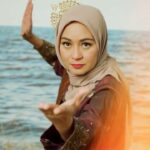 Maya Karin Instagram - Memperkenalkan persona bagi kempen Merdeka SofeaRose : Tun Fatimah Kisah Wanita Agung , Maya Karin. Sang ikon legenda dalam kempen Merdeka SofeaRose. Dengan wajah jelita dan bakat yang memukau, beliau menghidupkan semula semangat patriotik Tun Fatimah yang berani dalam mempertahankan tanahair suatu ketika dahulu. #SofeaRoseXMayaKarin #KisahWanitaAgung #SofeaRoseTunFatimah