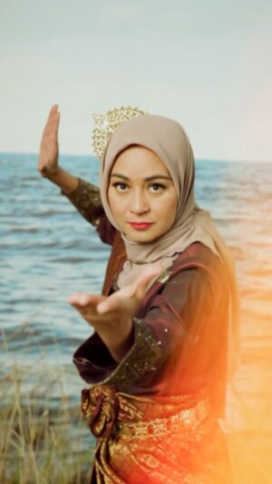 Maya Karin Instagram - Memperkenalkan persona bagi kempen Merdeka SofeaRose : Tun Fatimah Kisah Wanita Agung , Maya Karin. 

Sang ikon legenda dalam kempen Merdeka SofeaRose. Dengan wajah jelita dan bakat yang memukau, beliau menghidupkan semula semangat patriotik Tun Fatimah yang berani dalam mempertahankan tanahair suatu ketika dahulu.

#SofeaRoseXMayaKarin #KisahWanitaAgung #SofeaRoseTunFatimah