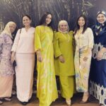 Maya Karin Instagram - Me and mama at Cimb open house. Maaf rambut sedikit serabai, baru balik pulau sabah 😌 , tak sempat pegi salon 😬 Thank you kak Rosnita @rose.neta for the invite, you have always been the sweetest! And thanks @tomabangsaufi for my lovely dress! ❤️🌷 Kisses to everyone!!