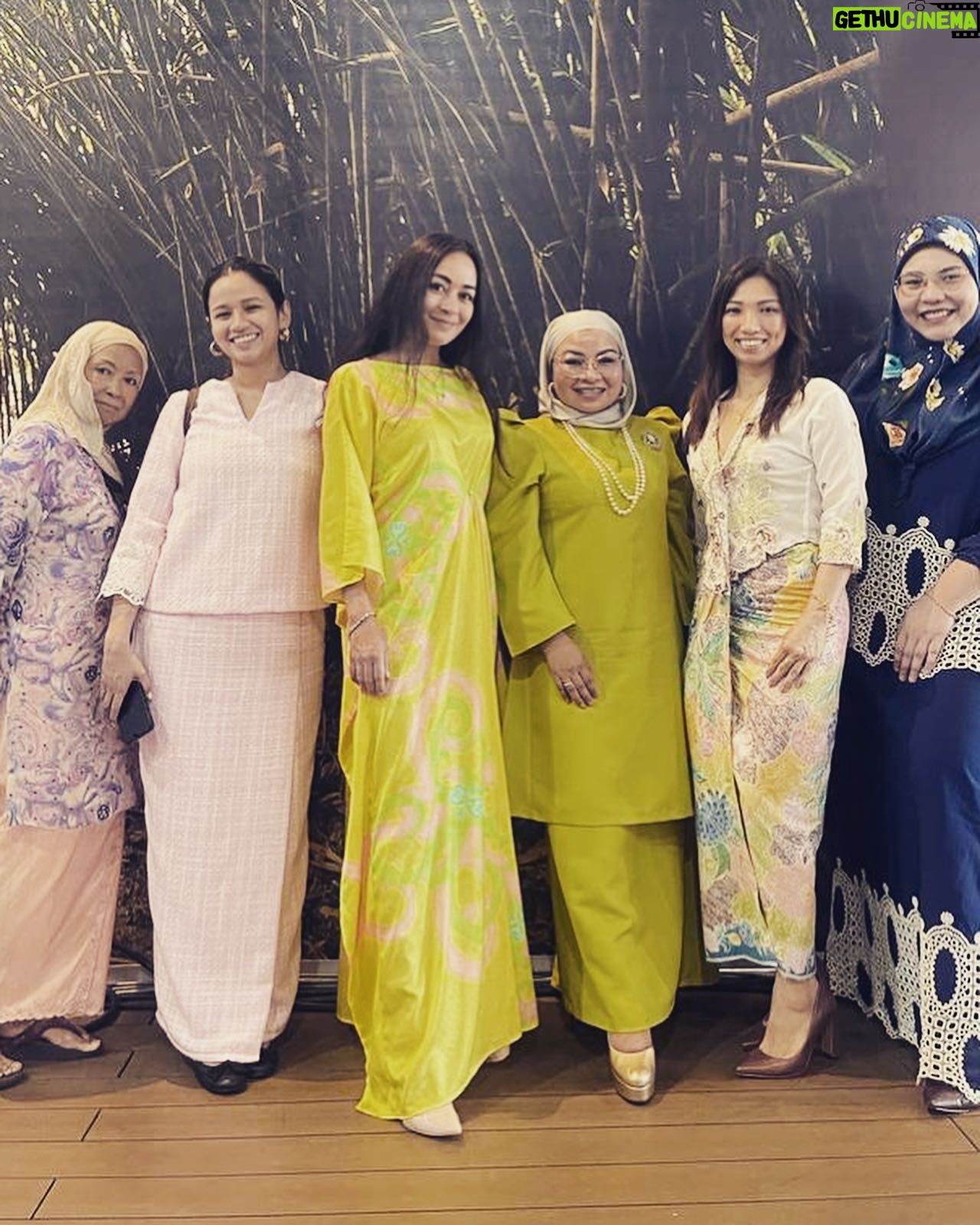 Maya Karin Instagram - Me and mama at Cimb open house. Maaf rambut sedikit serabai, baru balik pulau sabah 😌 , tak sempat pegi salon 😬 Thank you kak Rosnita @rose.neta for the invite, you have always been the sweetest! And thanks @tomabangsaufi for my lovely dress! ❤️🌷 Kisses to everyone!!