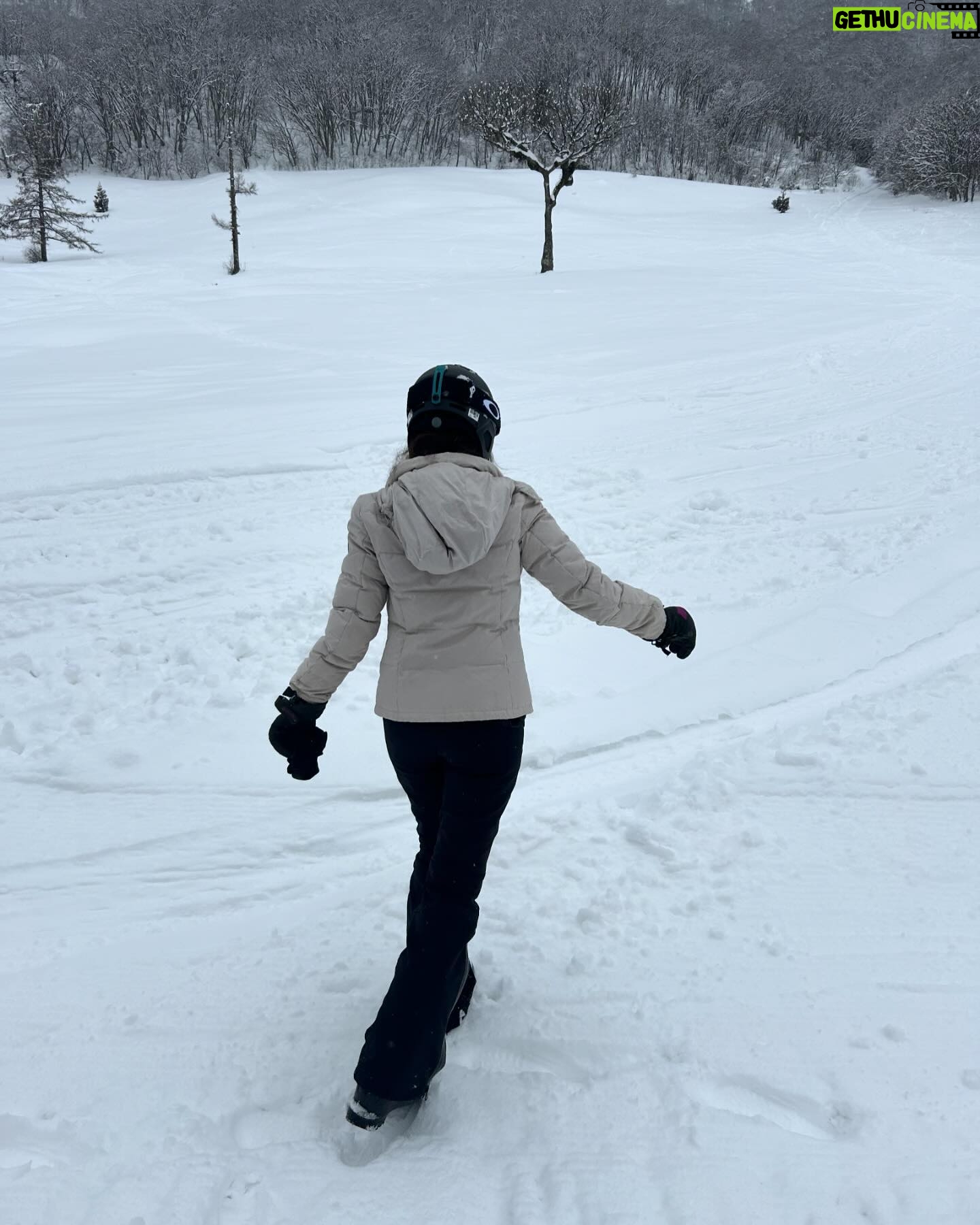 Maya Karin Instagram - Super snow in Japan!! ⛷️🏂⛷️🏂❄️☃️❄️☃️ Sampai boleh hampir tenggelam dalam salji 😂❄️❄️❄️ #iloveskiing #kaputt #hakuba #japan