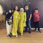 Maya Karin Instagram - Me and mama at Cimb open house. Maaf rambut sedikit serabai, baru balik pulau sabah 😌 , tak sempat pegi salon 😬 Thank you kak Rosnita @rose.neta for the invite, you have always been the sweetest! And thanks @tomabangsaufi for my lovely dress! ❤️🌷 Kisses to everyone!!