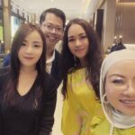 Maya Karin Instagram - Me and mama at Cimb open house. Maaf rambut sedikit serabai, baru balik pulau sabah 😌 , tak sempat pegi salon 😬 Thank you kak Rosnita @rose.neta for the invite, you have always been the sweetest! And thanks @tomabangsaufi for my lovely dress! ❤️🌷 Kisses to everyone!!