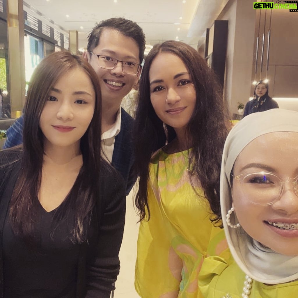 Maya Karin Instagram - Me and mama at Cimb open house. Maaf rambut sedikit serabai, baru balik pulau sabah 😌 , tak sempat pegi salon 😬 Thank you kak Rosnita @rose.neta for the invite, you have always been the sweetest! And thanks @tomabangsaufi for my lovely dress! ❤️🌷 Kisses to everyone!!