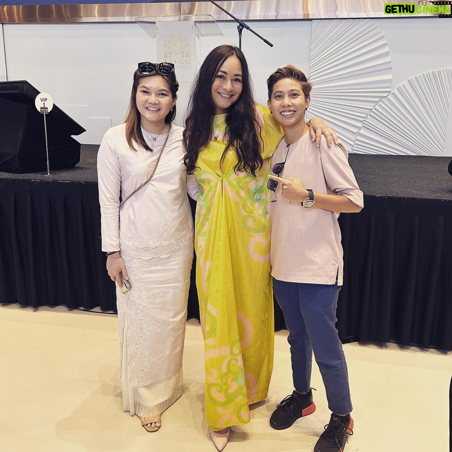 Maya Karin Instagram - Me and mama at Cimb open house. Maaf rambut sedikit serabai, baru balik pulau sabah 😌 , tak sempat pegi salon 😬 Thank you kak Rosnita @rose.neta for the invite, you have always been the sweetest! And thanks @tomabangsaufi for my lovely dress! ❤️🌷 Kisses to everyone!!