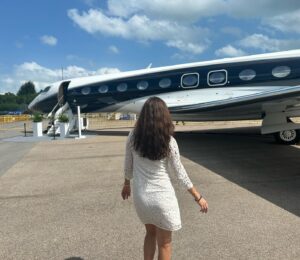 Maya Karin Instagram - Who wants to buy a Gulfstream G700 😊 . It can fly 💯 on sustainable fuel. 
4 days at the Singapore Air Show and at Gulfstream booth.
These air shows are always quite hectic. everyone is always so buzzed up and every night there’s dinner and functions after the show. 
Tapi esok dah boleh balik dah weehuu sebab it’s time for Anugerah Gempak! 
##gulfstream #g700 #g600
#singaporeairshow