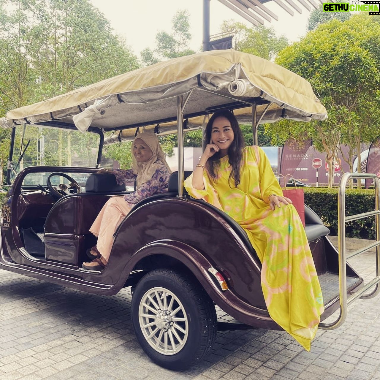 Maya Karin Instagram - Me and mama at Cimb open house. Maaf rambut sedikit serabai, baru balik pulau sabah 😌 , tak sempat pegi salon 😬 Thank you kak Rosnita @rose.neta for the invite, you have always been the sweetest! And thanks @tomabangsaufi for my lovely dress! ❤️🌷 Kisses to everyone!!