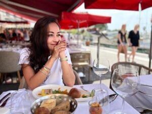 Maya Karin Instagram - Having such an amazing time in the south of France!.. ❤️
Good times, fantastic food! 
#cuticutiperancis #holiday #southoffrance🇫🇷