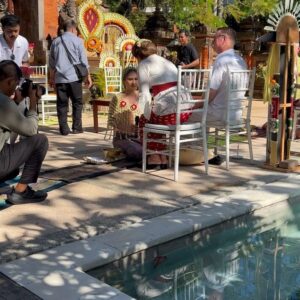 Maya Karin Instagram - Blessing ceremony for my adik Kawangi and her partner Sean.. 
Upacara restu Sunda penuh dengan adat.. 
#bali #kuta #baligarden #kawangiandsean