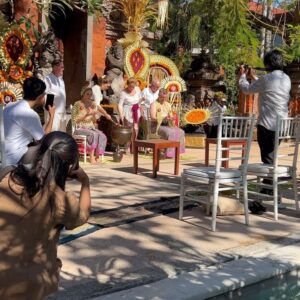 Maya Karin Instagram - Blessing ceremony for my adik Kawangi and her partner Sean.. 
Upacara restu Sunda penuh dengan adat.. 
#bali #kuta #baligarden #kawangiandsean