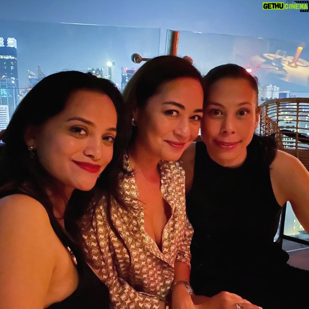 Maya Karin Instagram - What a grand surprise bumping into these ladies @nataliekniese and @mishafshah tepi jalan 2 nights ago in Bangkok! 🥰 Great night out with your gang, have fun at Coldplay tonight!! See you guys tomorrow night, hope you’re not too exhausted ✌🏼 #bangkok