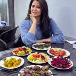 Mays Anber Instagram - مساكم خير وبركة واطيب اكل بالعالم … الكعدة الشعبية ماتتعوض … انتو تحبون المعلاك لو تكه اكثر 😁