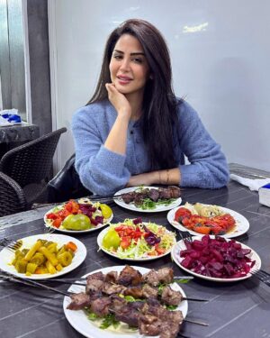 Mays Anber Instagram - مساكم خير وبركة واطيب اكل بالعالم … الكعدة الشعبية ماتتعوض … انتو تحبون المعلاك لو تكه اكثر 😁