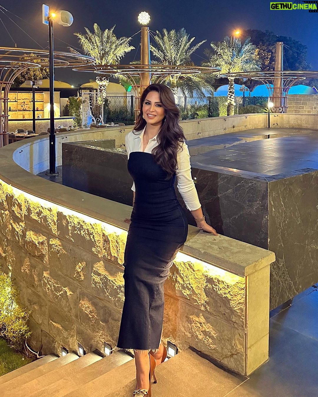 Mays Anber Instagram - اكو احلى من ليل بغداد ❤️❤️ضحكت بالصورة شنو رايكم استمر لو نرجع رسمي Babylon Rotana