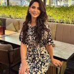 Mays Anber Instagram - قليل مااعرف اخذ صورة اضحك بيها ؟؟؟ منو مثلي يجمد بالصور؟؟