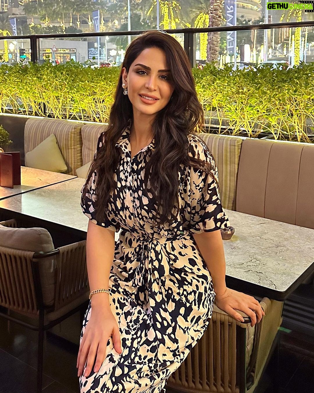 Mays Anber Instagram - قليل مااعرف اخذ صورة اضحك بيها ؟؟؟ منو مثلي يجمد بالصور؟؟