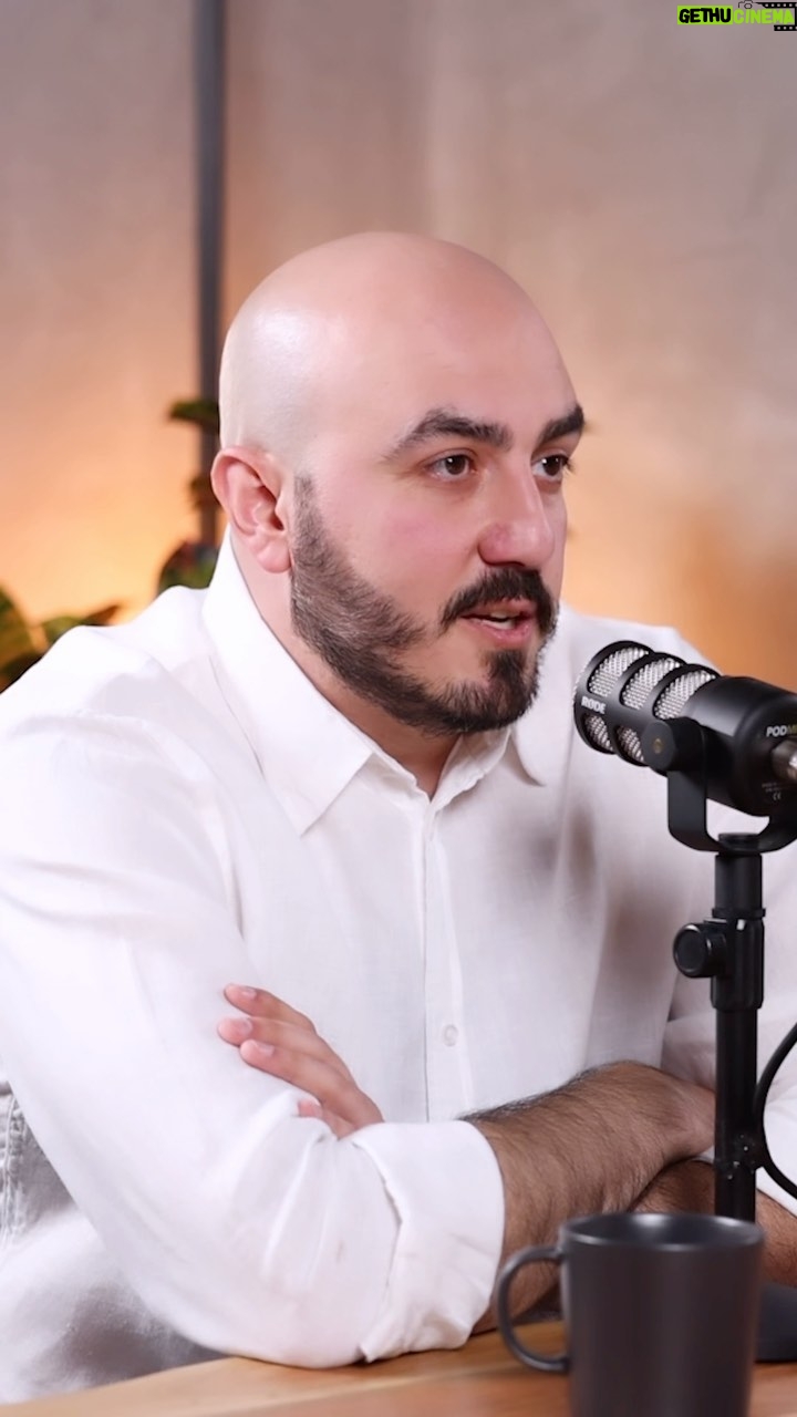 Mays Anber Instagram - كيف ترون قرار منع استيراد بعض المنتجات الأجنبية ومنعها من دخول السوق العراقي ؟؟ هل هكذا قرارات تصب في صالح الإنتاج المحلي أم لها تأثيرات سلبية ؟ شاركونا آرائكم.. واسمعوا رأي رجل الأعمال العراقي هادي ليث مؤسس شركة رونق الدار المختصة بالوكالات التجارية وتسويقها.. تابعوا الحلقة كاملة على قناتنا باليوتيوب الرابط في البايو .. @hadi.la @maysanber @alhadithy_ibrahim @shahadsallam @rabdigital_uae @almajeed97 ali_karsli #salfa_cast #ميس_عنبر #سالفة_كاست #العراق #سالفة_cast #podcast #iraq #baghdad #بودكاست