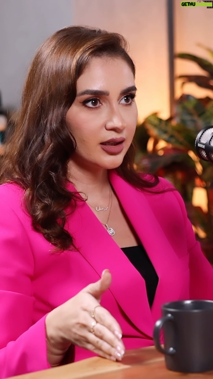 Mays Anber Instagram - شنو برأيكم السبب وراء ازدياد حالات الطلاق بالسنوات الأخيرة؟ وهل تؤمنون بتقديم الفرص والتنازلات لضمان استمرارية مؤسسة الزواج ؟؟ شاركونا تجاربكم، واسمعوا رأي خبيرة الطاقة ومدربة الحياة الدكتورة رسل النعيمي.. تابعوا الحلقة كاملة على قناتنا باليوتيوب الرابط في البايو .. @dr_rusul_alnuaimi @maysanber @alhadithy_ibrahim @shahadsallam @rabdigital_uae @almajeed97 ali_karsli #salfa_cast #ميس_عنبر #سالفة_كاست #العراق #سالفة_cast #podcast #iraq #baghdad #بودكاست