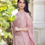 Mays Anber Instagram - من المفاهيم الخاطئة في ايامنا هو احترام الناس الك يعتمد على مظهرك الخارجي 😨وشكد لابس غالي!! انتو هم داتعانون من هالشي