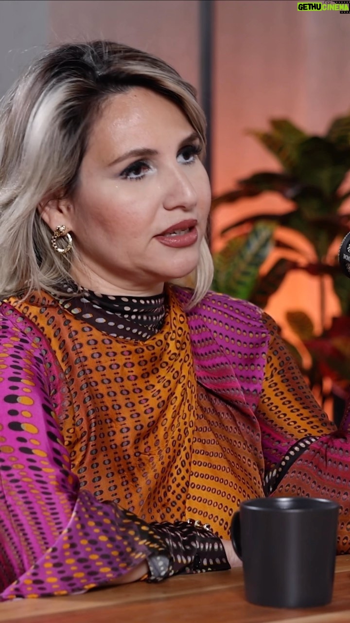 Mays Anber Instagram - من يستحق الدعم أكثر المرأة أم الرجل ؟؟ وهل هناك امرأة لا تستحق المساندة والدعم ؟!! شاركونا تجاربكم .. واسمعوا رأي الكاتبة والإعلامية العراقية سارة الصراف .. تابعوا الحلقة كاملة على قناة اليوتيوب الرابط في البايو .. @alsarrafsarah @maysanber @alhadithy_ibrahim @shahadsallam @rabdigital_uae @almajeed97 @ali_karsli2 #salfa_cast #ميس_عنبر #سالفة_كاست #العراق #سالفة_cast #podcast #iraq #baghdad #بودكاست