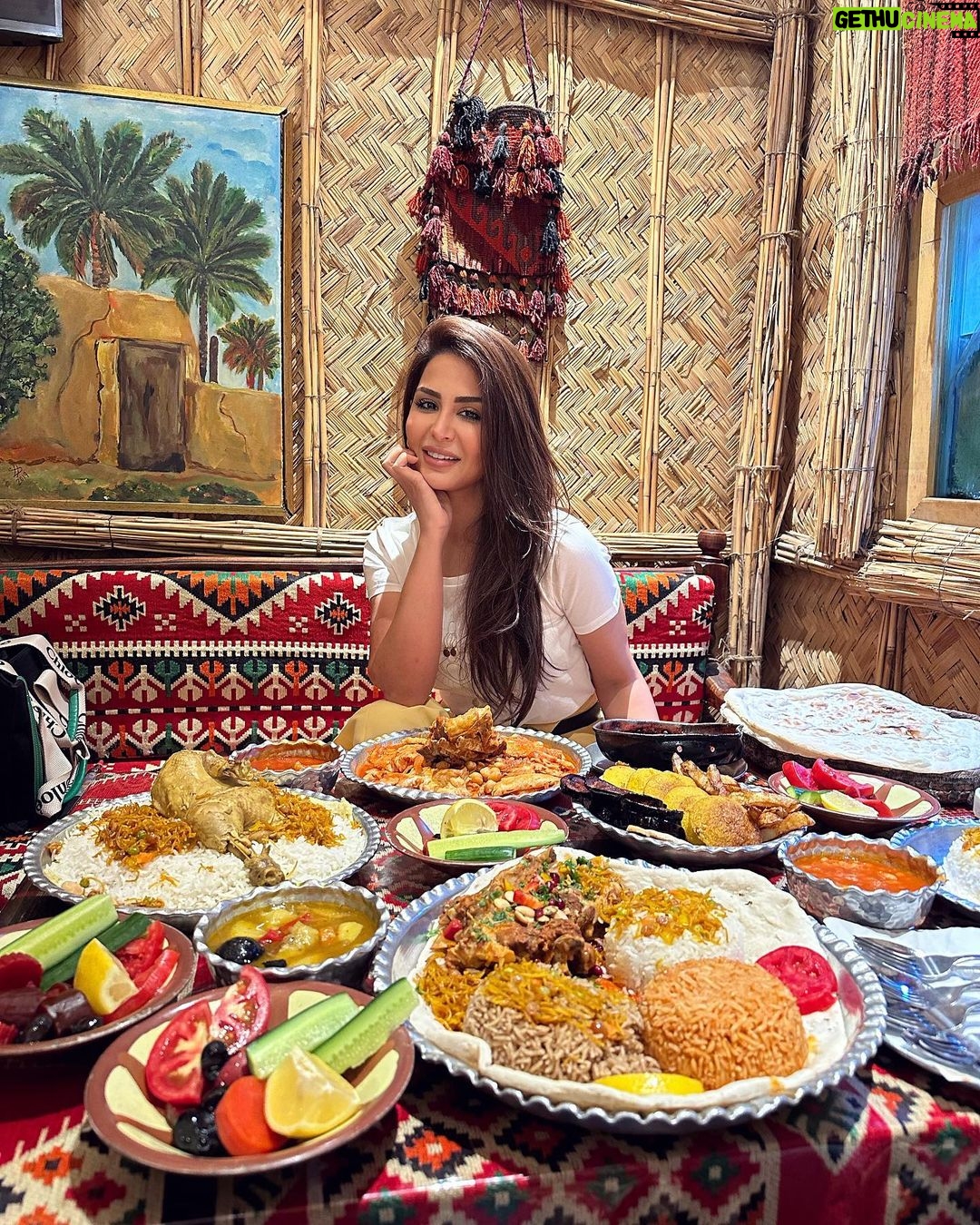 Mays Anber Instagram - ماكو شي بس خفايف علمود الدايت 😂😂يعني المائدة العراقية ماكو اطيب منها ودسمه 🥺ولازم مانسمن شلوووووون دربونة - Darbona