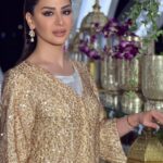 Mays Anber Instagram - الحياة صارت صعبه والوقت يمر بسرعة وانشغالات الناس كثرن … حاولو تحتوا بعض بدون زعل .. حبيت هاي الحكمة "في كل صدر قلب، وفي كل قلب همه الفريد وهو في رحلة الحياة يرى ويسمع ويتألم أو يرضى" Abaya @baruni_fashion