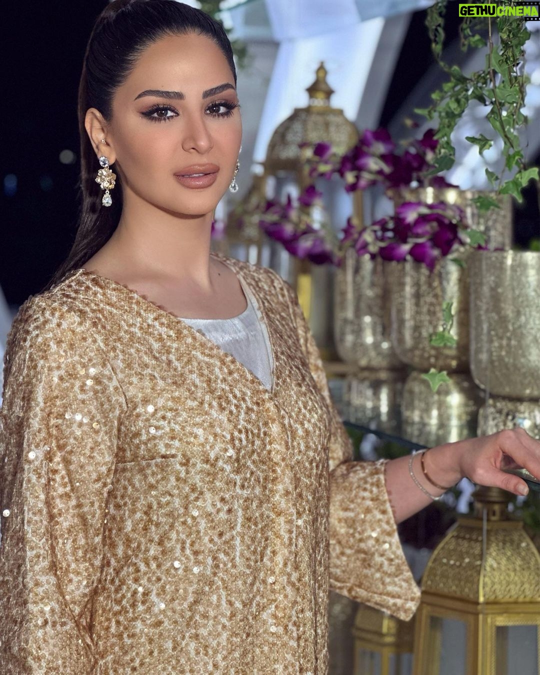 Mays Anber Instagram - الحياة صارت صعبه والوقت يمر بسرعة وانشغالات الناس كثرن … حاولو تحتوا بعض بدون زعل .. حبيت هاي الحكمة "في كل صدر قلب، وفي كل قلب همه الفريد وهو في رحلة الحياة يرى ويسمع ويتألم أو يرضى" Abaya @baruni_fashion
